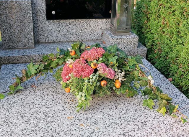 Dekorace smuteční vypichovaná