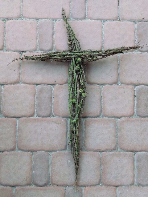 Smuteční dekorace ve tvaru kříže