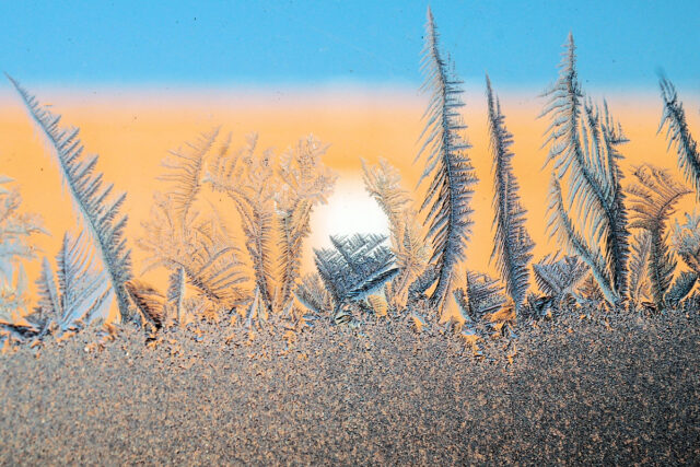 Mráz kreslí na sklo