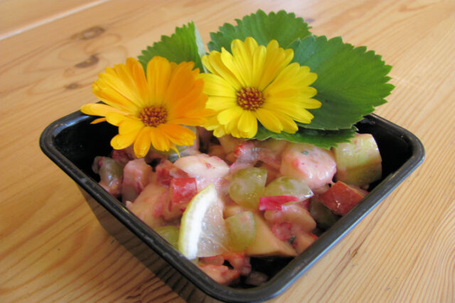 Ovocný salát s jedlými květy měsíčku zahradního