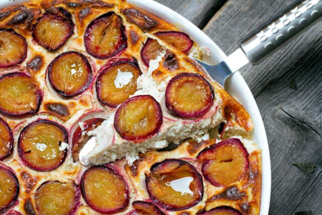 Svěstkovo-tvarohový koláč