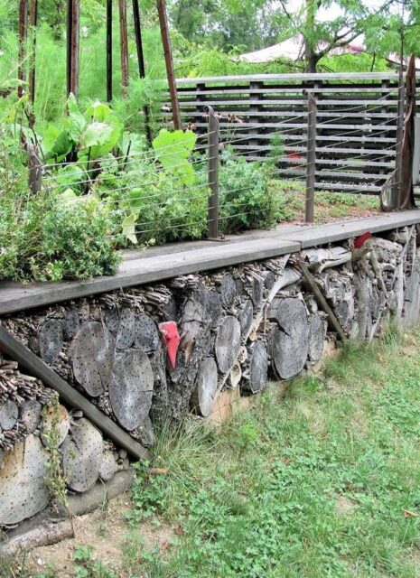 Hmyzí domeček zakomponovaný v zahradě