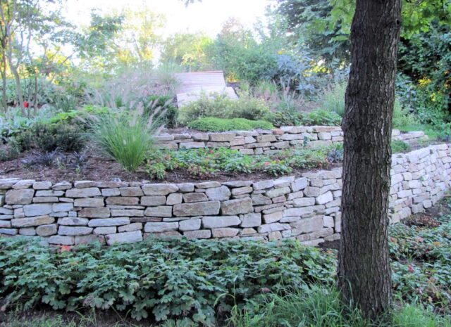 Zídky - předěl svažité zahrady