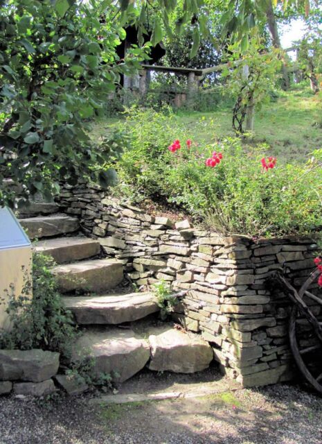 Schody řešené terénu ve svažité zahradě