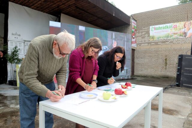 Porota hodnotí soutěž Křišťálové jablko 2025