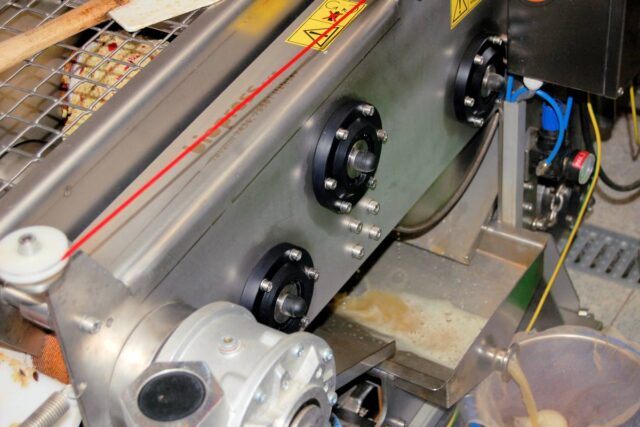 Vlevo výlisky, vpravo dole mošt