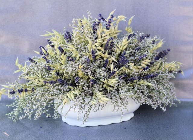 Nádoba se sušenými květy a staticí