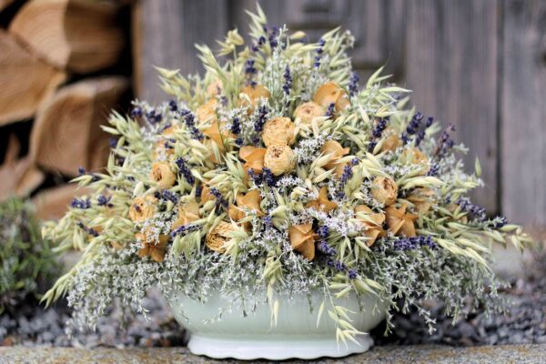 Keramická miska v dekorativním stylu