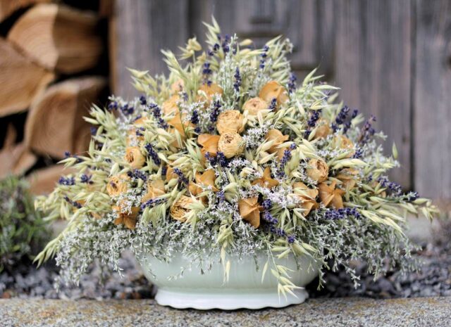 Keramická miska v dekorativním stylu