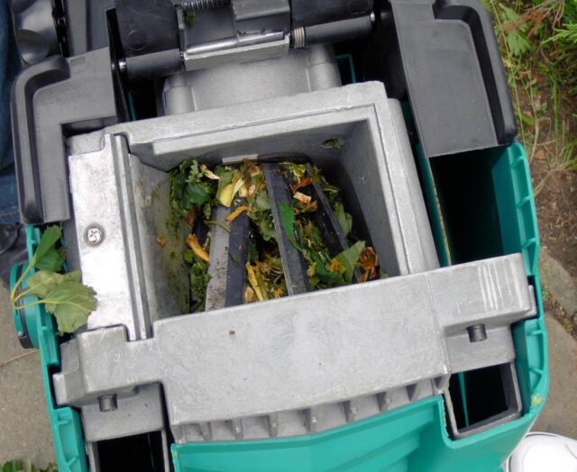 Dřevnatý odpad v drtiči