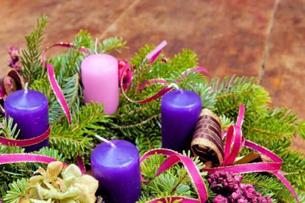 Adventní věnec v klasických barvách