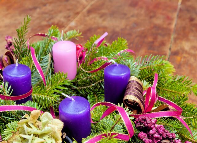 Adventní věnec v klasických barvách