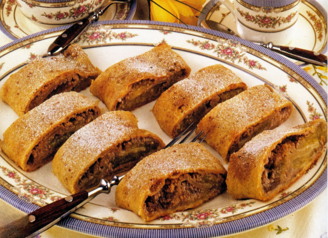 Pečení z jablek - závin s medem