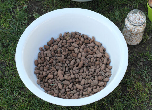 Bílý lavor nádoba pro jarní dekoraci