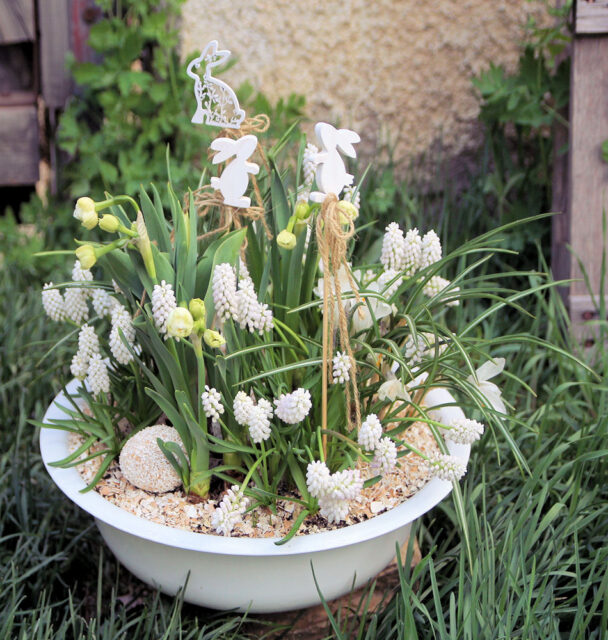 Sesazovaná jarní nádoba