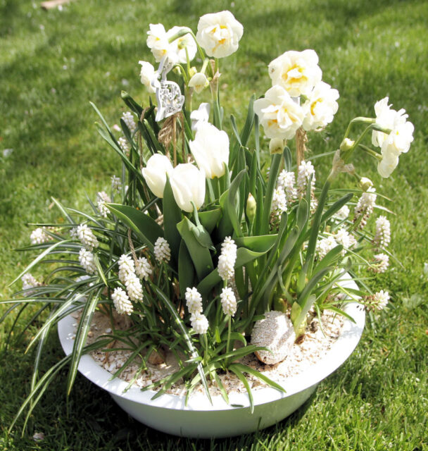 Sesazovaná jarní nádoba